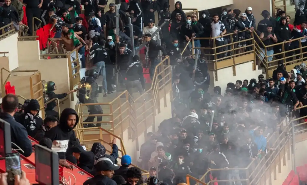 أحداث شغب مباراة الجيش – الرجاء :  توقيف 136 شخصاً، عقوبات ثقيلة، منع تنقل الجماهير الزائرة 