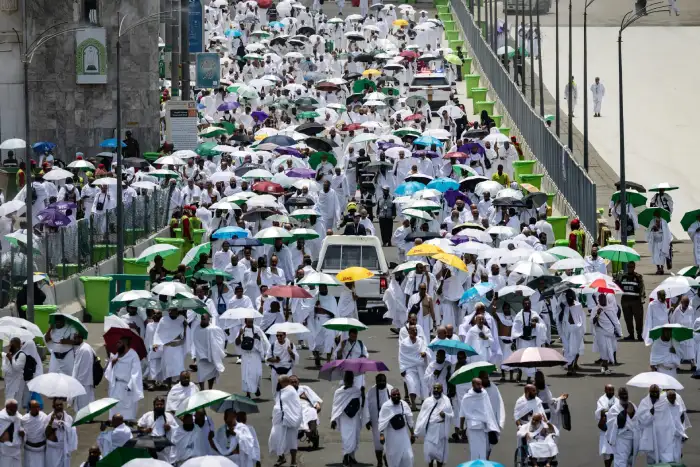الحجاج يواصلون أداء مناسكهم في مكة وسط موجة حر تقترب من 47 درجة مئوية
